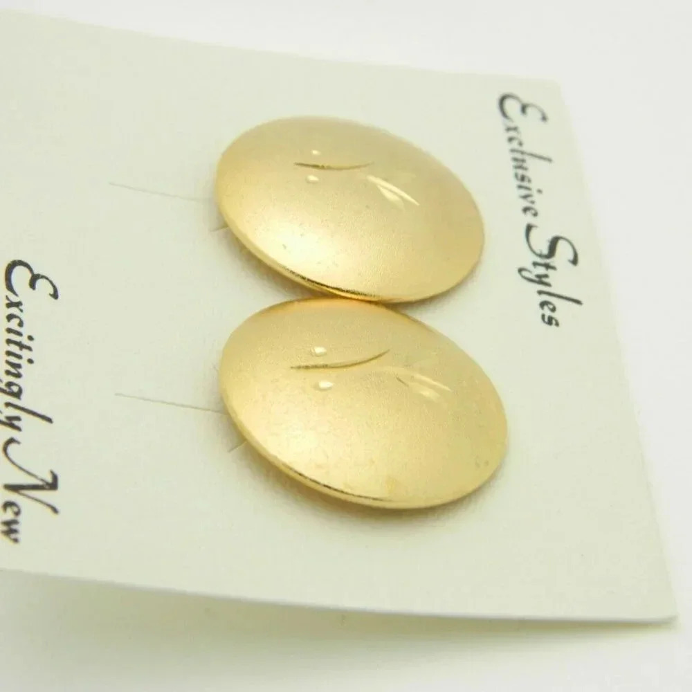Pcraft Matte Textured Embossed Flower Gold Tone - Picture 3 of 4